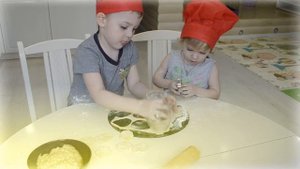 Дети готовят и аппетитно едят ПЕЛЬМЕНИ. Рецепт от прабабушки +маленький секрет. Серёжа и Ева.