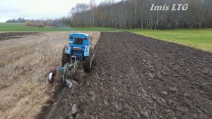 Трактор Т-40 , вспашка поля по навозу после дождя,