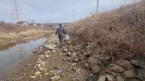 Огромные сазаны и караси в микро речке. Рыбалка на кастинговую сеть.