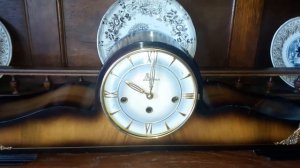Каминные часы с четвертным боем.