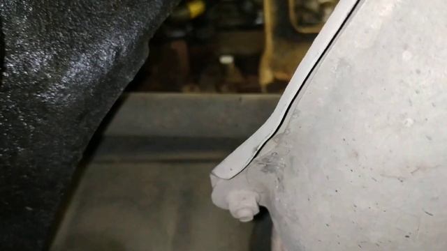 Где находится сливная пробка антифриза Митсубиси Галант 7. 4G93. смотреть онлайн