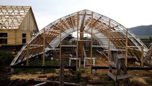 Арочная теплица из дерева._ Arched wooden greenhouse.