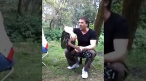 Александр Лихацкий поет оперу на природе