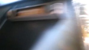 Проверка уровня масла в гидробаке гидравлического гибочного пресса.