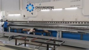 Два листогибочных пресса с ЧПУ в тандеме, один побольше и один поменьше, все Delem DA53T, 4 + 1 оси,