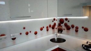 Бордовая кухня с газовым котлом скрытым за фасадами