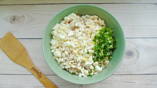 Салат Оливье с курицей, сладким перцем и оливками