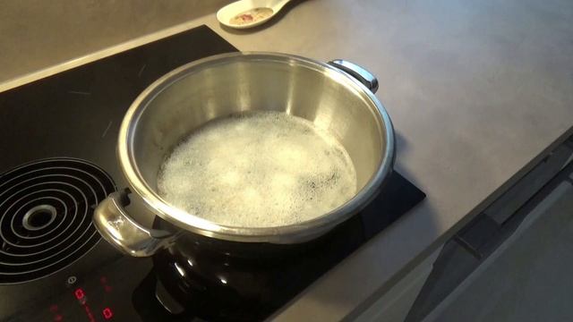 #196. Как очистить пригаревшую кастрюлю. Простой способ из доступных, простых средств. 1.04.2022. смотреть онлайн