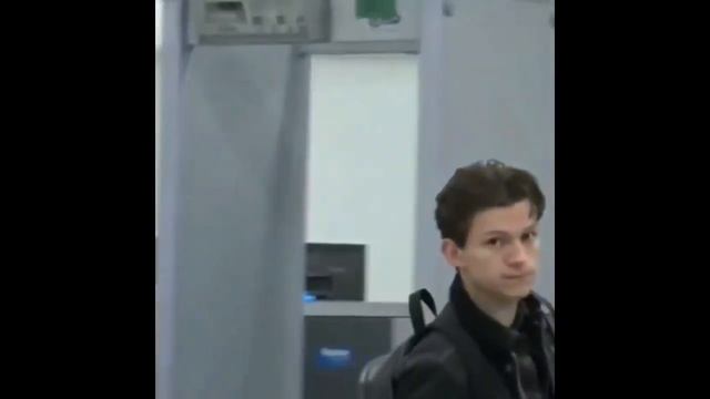 Тоби Магуайр использует взгляд человека паука для прикрытия от журналистов смотреть онлайн