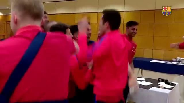 Барселона - ПСЖ (6-1), реакция игроков в футзальной зоне на победный гол Барселоны