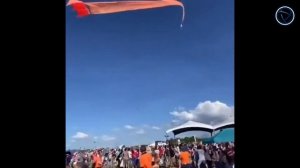 Огромный воздушный змей унес в небо ребенка