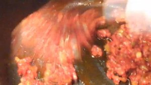 Тефтели с рисом и говяжьим фаршем под соусом из овощей.Очень вкусный рецепт