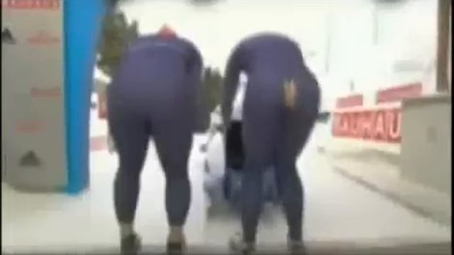 У СПОРТСМЕНКИ ПОРВАЛИСЬ ТРУСЫ смотреть онлайн