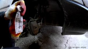 Замена передних тормозных колодок на Тойота Королла EE100 1993 года Toyota Corolla