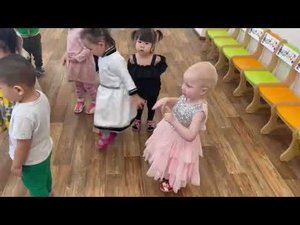 Илона в садике танцует