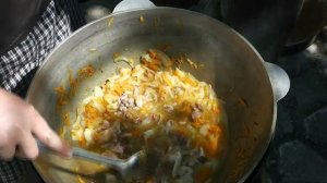 Солдатская каша в казане на огне