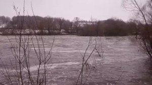 Сброс воды. Орловская область, река Зуша, Лыковская ГЭС.