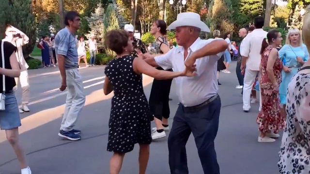 ЖАРКИЙ ИЮНЬ НАМ ВОЗРАЩАЕТ РАДОСТЬ УШЕДШИХ ЛЕТ! ТАНЦЫ В ПАРКЕ ГОРЬКОГО ХАРЬКОВ смотреть онлайн
