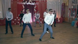 Зажигательный флешмоб парней на выпускном Первомайской школы №4