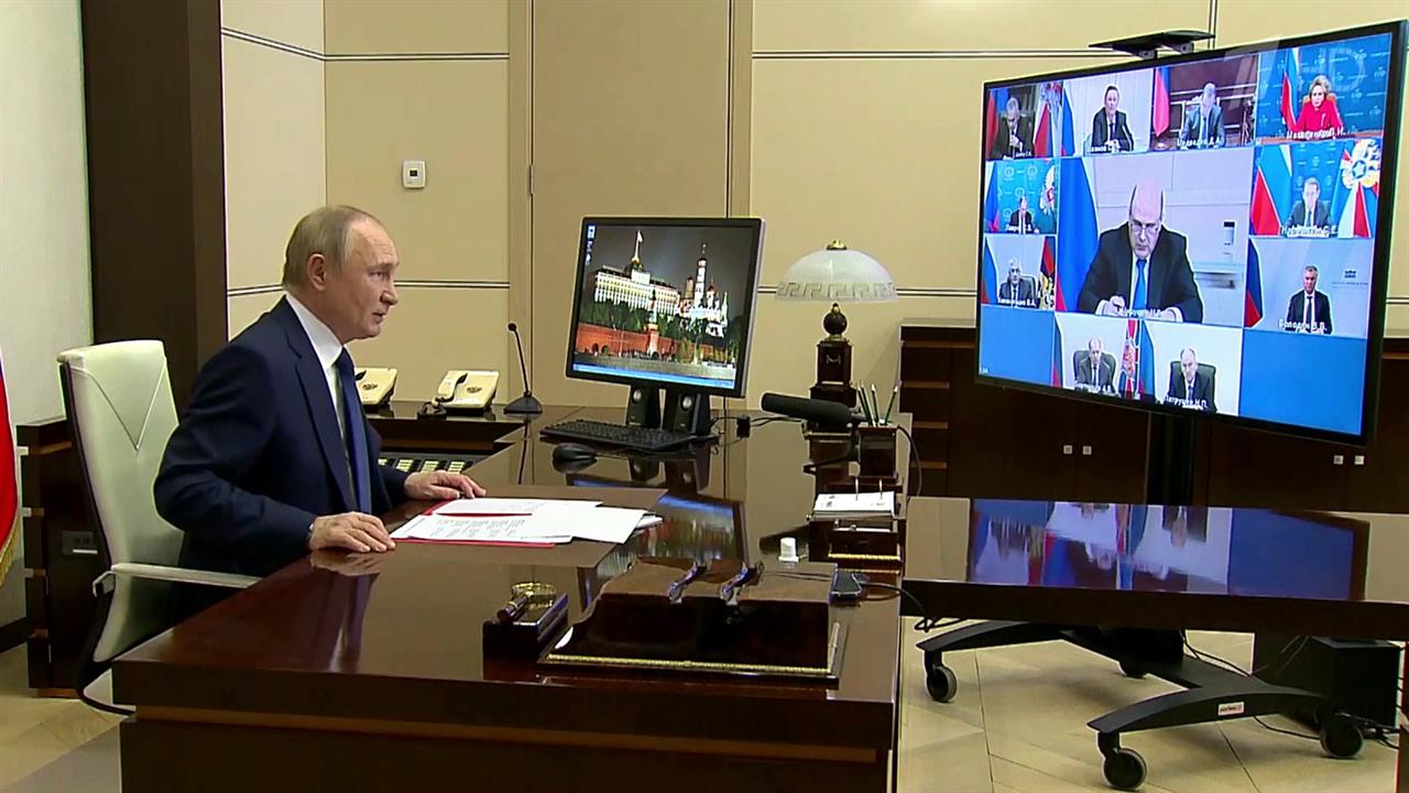 Прямой эфир с путиным 2022. Шойгу видеоконференция. Владимир Путин Совбез. Путин в Кремле. Путин видеоконференция.