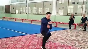 Сюэ Лижун (薛利荣) демонстрирует Цзян ши багуачжан (八卦掌), форма юшэнь багуа ляньхуань чжан (游身八卦连环掌).