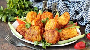 Вкусный кляр для нежной рыбки.
РЫБА В КЛЯРЕ НА КЕФИРЕ С КАБАЧКОМ