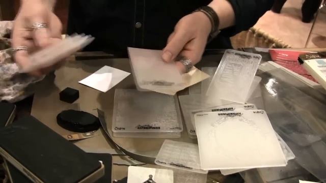 Scrap Time - Tim Holtz shows techniques using his Texture Fades смотреть онлайн