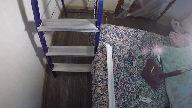 Ремонт в средней комнате . Как правильно приклеить пластиковые плинтуса на потолок. 31-01 2018. смотреть онлайн