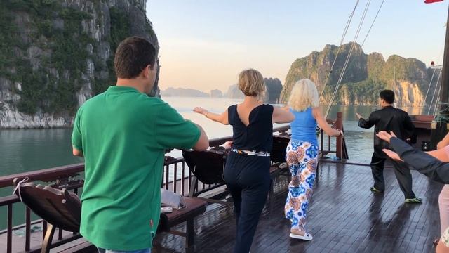 Тай Чи на борда на криузната лодка в Халонг бей. смотреть онлайн