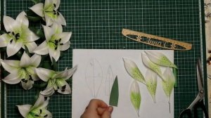 Светильник из изолона. Простая лилия из изолона. Светильник-фоторамка.