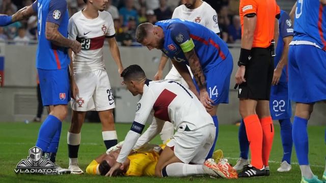 Cristiano Ronaldo Horror Tackle Against Goalkeeper смотреть онлайн