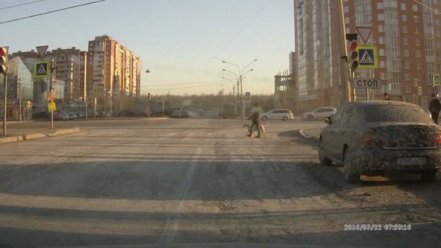 Что бывает, если у бетономешалки вылился бетон возле припаркованного автомобиля смотреть онлайн