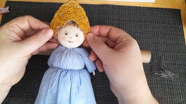 Корона для куколки. Все в дело)). Корона из кружева машинной вышивки.