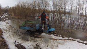 Мотороллер муравей, мопед внедорожный по грязи.