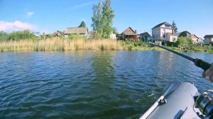 Ловля щуки на спиннинг. Рыбалка с лодки на озере. Спиннинговая ловля на блесну.