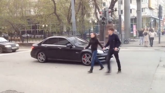 Mercedes C на светофоре, пешеходы смотреть онлайн