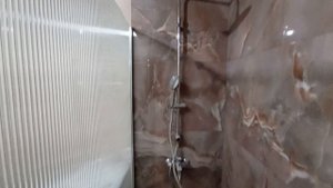 Зона тропического душа отделена стеклом без двери.