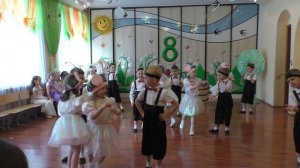 Средняя группа танец Заграничный таракан