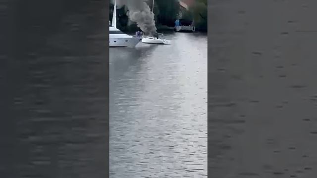 Яхта с молодожёнами загорелась на водохранилище в Подмосковье