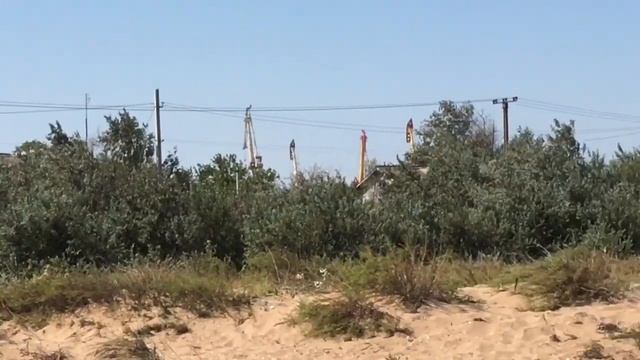 Он плывет себе в волнах на раздутых парусах. смотреть онлайн