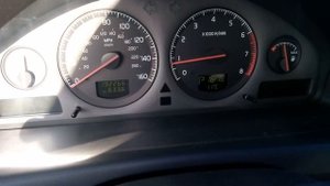 странности в поведении часов на приборной панели volvo s60
