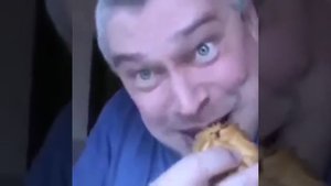 А, у меня печенье. Смешное видео.