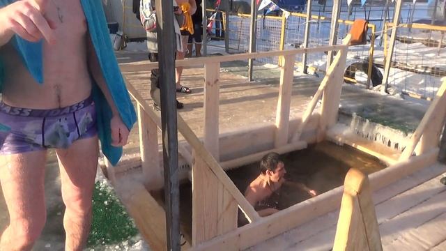 Погружение в прорубь - русская традиция смотреть онлайн