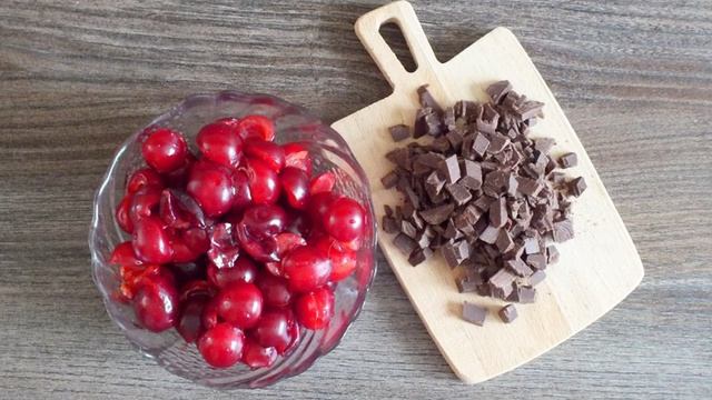 Шоколадные вареники с вишней