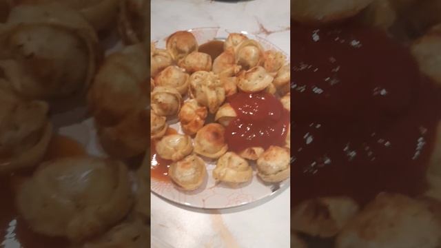 любимые жареные пельмени и соусом и кетчупом