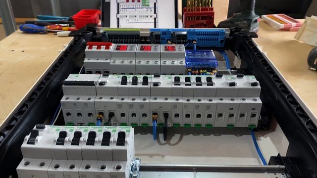 Почему в БЮДЖЕТНОМ электрощите я использую щиты Pragma #сборкаЩитов #щитназаказ #бюджетныйэлектрощи смотреть онлайн