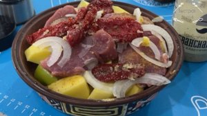 Это мясо с картошкой тает во рту. Готовлю в глиняной посуде в духовке.