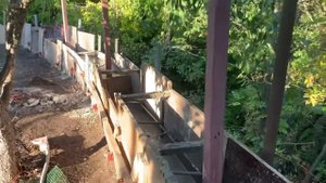 укрепление склона на участке, подпорная стена и основание для забора.
