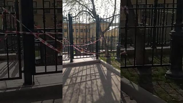 Ограждение парка Горка на Китай городе несуразным забором. Пандемии. Короновирус.