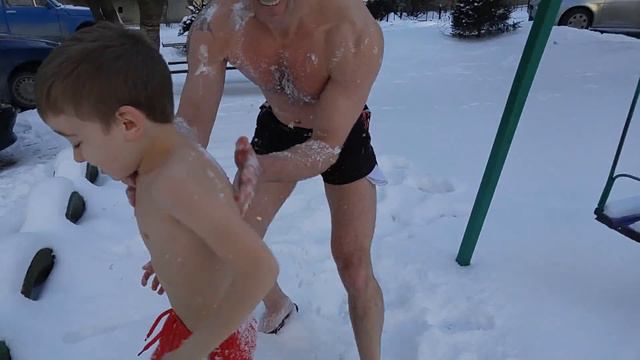 Обтирание снегом на улице